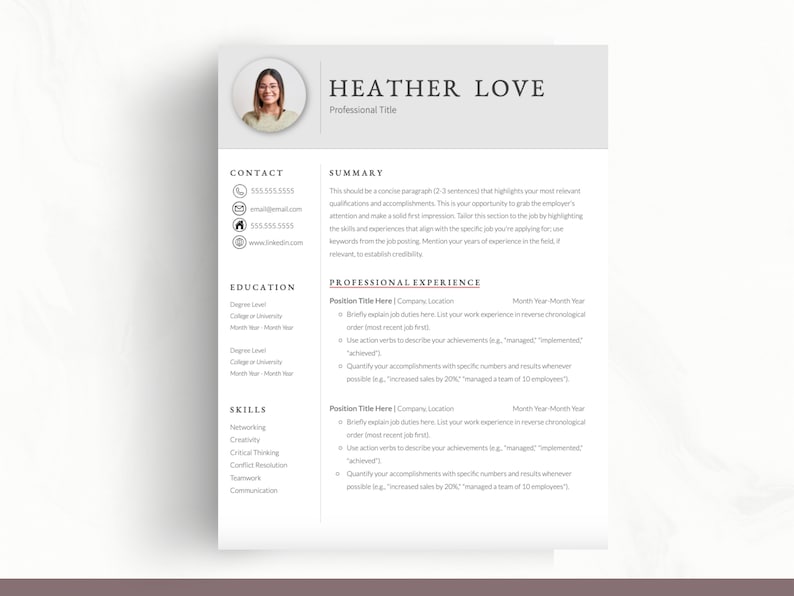 Puede incluir: Una plantilla de curr&iacute;culum con fondo gris y acentos rosados. El curr&iacute;culum incluye secciones para informaci&oacute;n de contacto, resumen, educaci&oacute;n, experiencia profesional y habilidades. El curr&iacute;culum es para Heather Love.