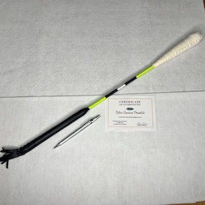 Könnte beinhalten: Ein indianischer Trommelschläger mit schwarzem Griff, weißen und schwarzen Streifen und einem leuchtend gelben Schaft. Der Trommelschläger ist aus Holz und Leder gefertigt. Er wird mit einem Echtheitszertifikat geliefert.