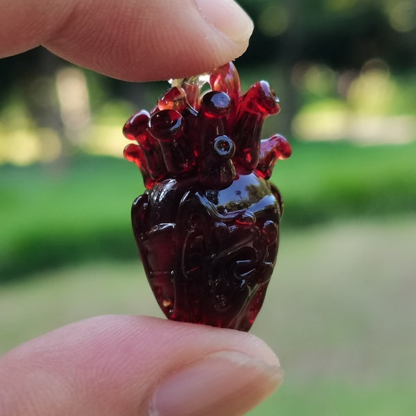 Pendentif coeur en verre rouge, collier coeur en verre anatomique, bijoux d'art en verre à porter, amulette coeur en verre pour homme ou femme, cadeau d'anniversaire