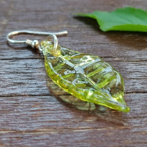 Glas echte blad oorbellen, sterling zilveren oorhaak, lampwork glas kunst groene bladeren drop oorbellen, natuur plant blad oorbel, lente sieraden afbeelding 3