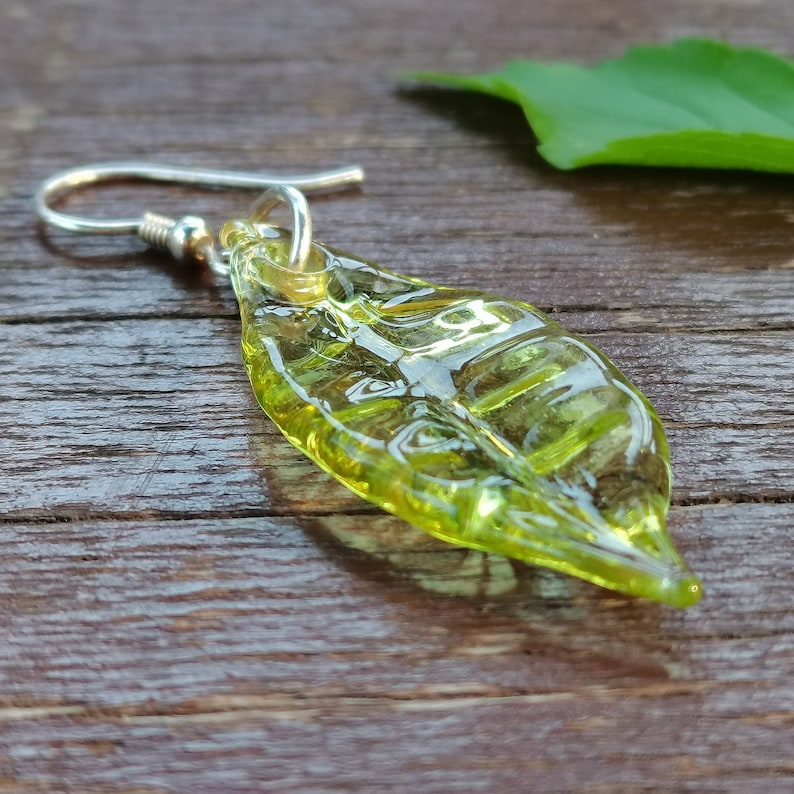 Glas echte blad oorbellen, sterling zilveren oorhaak, lampwork glas kunst groene bladeren drop oorbellen, natuur plant blad oorbel, lente sieraden afbeelding 3