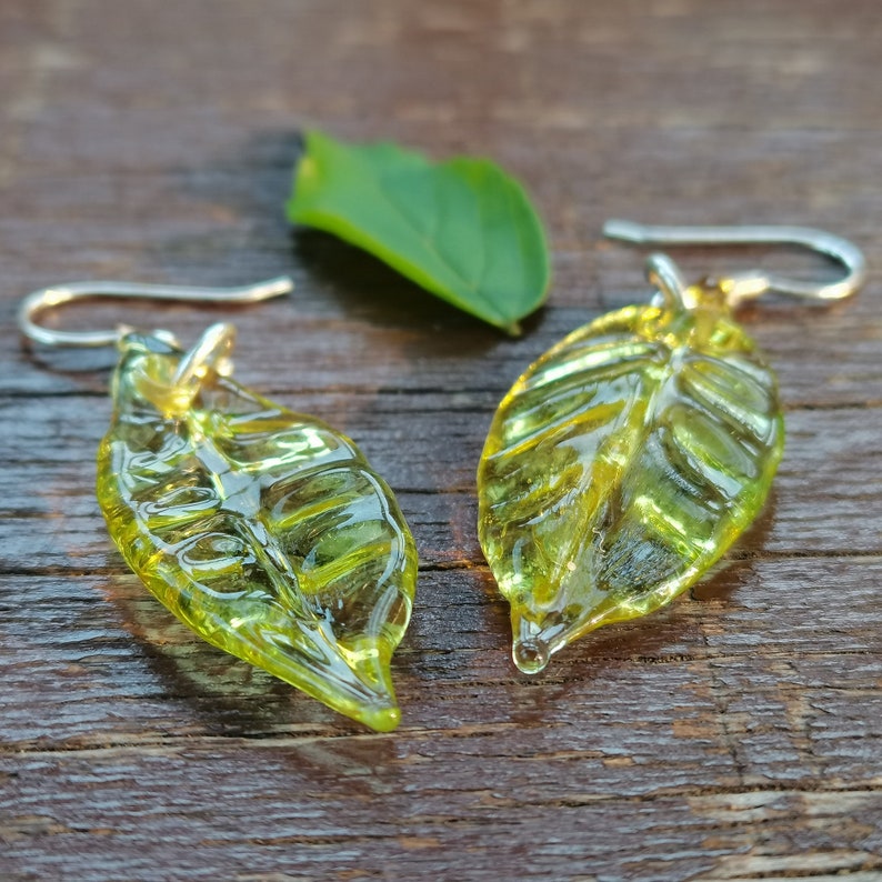 Boucles d'oreilles en verre véritable feuille, crochet d'oreille en argent sterling, art du verre au chalumeau, boucles d'oreilles pendantes feuilles vertes, boucle d'oreille nature feuille de plante, bijoux de printemps image 5