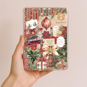 Puede incluir: Una funda transparente para teléfono con un collage navideño. El diseño incluye elementos rojos y verdes, adornos, regalos y un coche antiguo. El texto incluye "gingerbread" y "Christmas Reading Ticket".