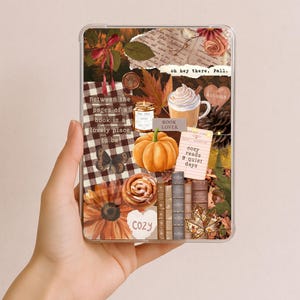 Può includere: Una custodia trasparente per tablet con un collage a tema autunnale. Il design include una zucca, una tazza di caffè, foglie autunnali e il testo "oh hey there, Fall." Altri testi includono "Between the pages of a book is a lovely place to be."