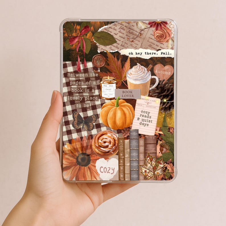Puede incluir: Una funda transparente para tableta con un collage tem&aacute;tico de oto&ntilde;o. El dise&ntilde;o incluye una calabaza, una taza de caf&eacute;, hojas de oto&ntilde;o y el texto "oh hey there, Fall." Otros textos incluyen "Between the pages of a book is a lovely place to be."