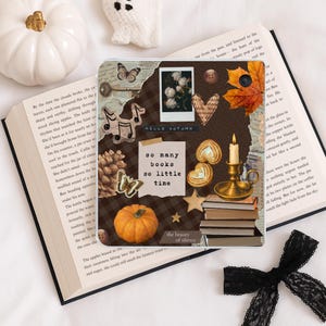 Pode incluir: Uma capa quadrada para tablet com fundo xadrez castanho escuro e uma colagem de elementos de outono, incluindo uma abóbora, pinha, borboleta, folha de ácer, vela acesa, livros e o texto so many books so little time.