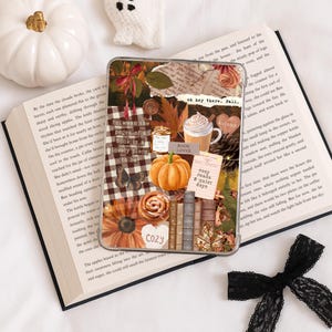 Puede incluir: Una funda transparente para tel&eacute;fono con un collage de tem&aacute;tica oto&ntilde;al. El dise&ntilde;o incluye una calabaza, hojas de oto&ntilde;o, una taza de caf&eacute; y el texto "oh hey there. Fall." La funda est&aacute; sobre un libro abierto.