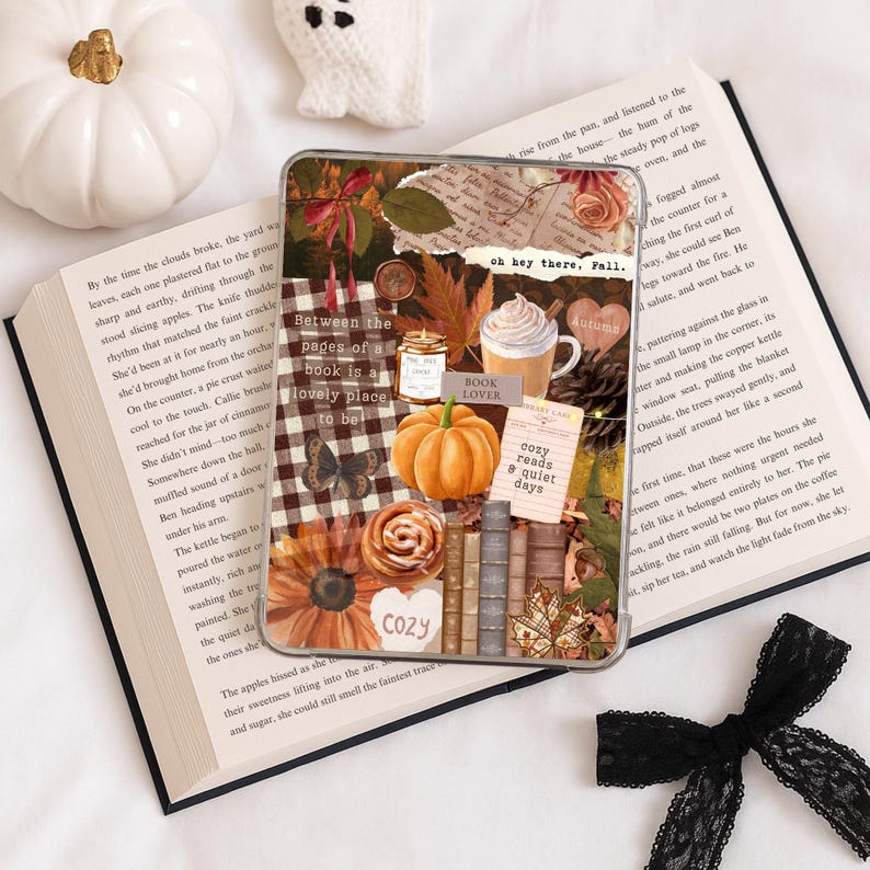 Puede incluir: Una funda transparente para tel&eacute;fono con un collage de tem&aacute;tica oto&ntilde;al. El dise&ntilde;o incluye una calabaza, hojas de oto&ntilde;o, una taza de caf&eacute; y el texto "oh hey there. Fall." La funda est&aacute; sobre un libro abierto.