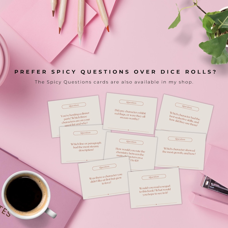 Op de afbeelding: Spicy Questions kaarten met vragen op een roze achtergrond. Een kopje koffie, potloden en een plant zijn ook aanwezig. De kaarten bevatten vragen over boeken en personages. Tekst: PREFER SPICY QUESTIONS OVER DICE ROLLS?