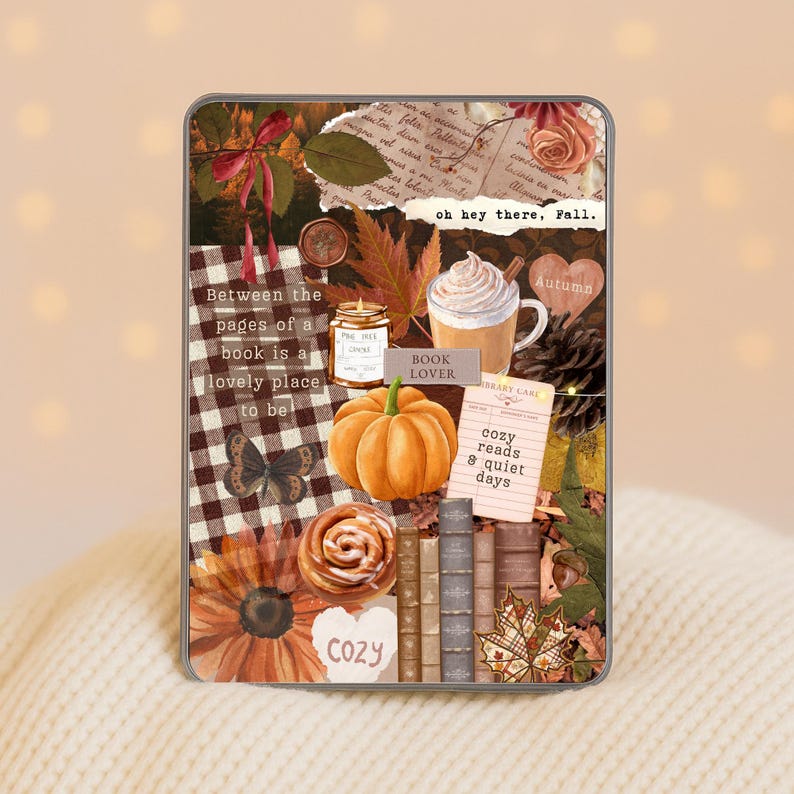 Puede incluir: Una funda decorativa con un dise&ntilde;o de collage con tem&aacute;tica oto&ntilde;al. El dise&ntilde;o incluye una calabaza, una taza de caf&eacute; con crema batida, hojas de oto&ntilde;o y el texto "oh hey there, Fall." Otros textos incluyen "Between the pages of a book is a lovely place to be."
