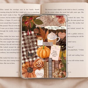 Puede incluir: Una funda transparente para tel&eacute;fono con un collage de tem&aacute;tica oto&ntilde;al. El dise&ntilde;o incluye una calabaza, hojas, una taza de caf&eacute; y el texto "Between the pages of a book is a lovely place to be".