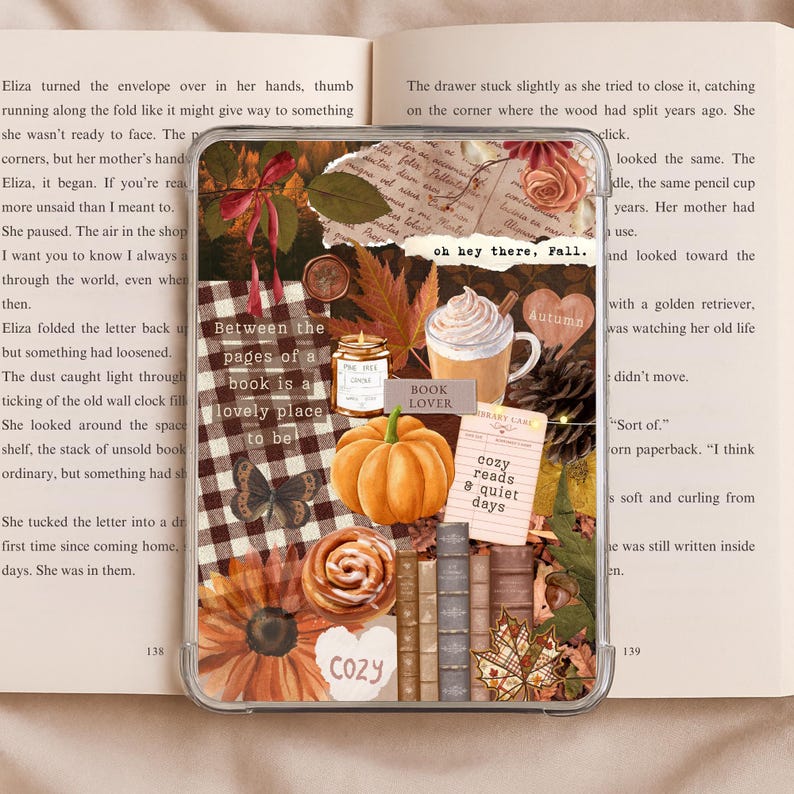 Puede incluir: Una funda transparente para tel&eacute;fono con un collage de tem&aacute;tica oto&ntilde;al. El dise&ntilde;o incluye una calabaza, hojas, una taza de caf&eacute; y el texto "Between the pages of a book is a lovely place to be".
