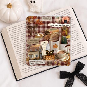 Puede incluir: Una funda cuadrada para tableta con un patrón de cuadros marrones y blancos y un collage de ilustraciones otoñales que incluyen un gato durmiendo, una casa, una taza de té, un trozo de tarta, una mariposa y el texto "Probably Reading" y "Late Night Reading Club."