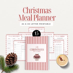 Könnte beinhalten: Ein Weihnachts-Speiseplaner mit rot-weiß gestreiftem Einband und dem Text "The Christmas Meal Planner". Der Planer umfasst 15 Seiten mit Abschnitten für Essensideen, Einkaufslisten und Getränkeaufschlüsselungen. Eine Tannenzapfen und eine Tasse Getränk sind ebenfalls im Bild.
