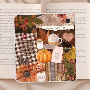 Può includere: Custodia per telefono con un collage a tema autunnale. Presenta una zucca, una tazza di caffè con panna montata, foglie autunnali e il testo "oh hey there, Fall". Il design ha un'estetica accogliente e amante dei libri.