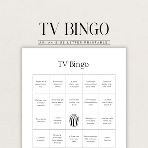 Può includere: Una scheda di gioco TV Bingo stampabile con una griglia cinque per cinque contenente vari suggerimenti legati alla televisione e un'icona centrale di popcorn. L'intestazione recita TV BINGO, con A5, A4 & US LETTER PRINTABLE. Design in bianco e nero.