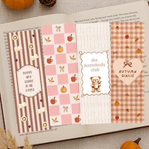 Può includere: Segnalibri a tema autunnale con zucche, foglie e tazze di caffè. Un segnalibro recita "books and coffee is all I need". Un altro dice "Autumn Girlie".