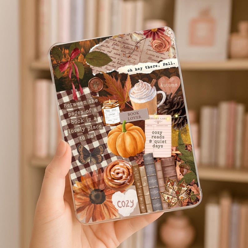 Puede incluir: Una funda transparente para tel&eacute;fono con un collage de elementos oto&ntilde;ales. El dise&ntilde;o incluye una calabaza, una taza de caf&eacute; con crema batida, hojas de oto&ntilde;o y el texto "oh hey there, Fall." Otros textos incluyen "cozy reads & quiet days."