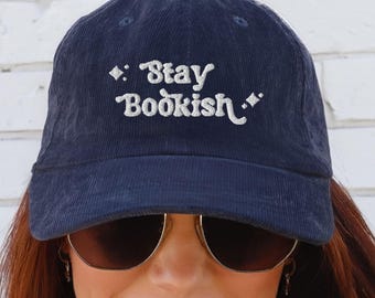 Broderad manchesterhatt med stil: Dark Academia-gåva för bokälskare
