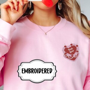 Embroidered Sweatshirt Coquette Book Lover Heart Shaped Cake Girly Top Cute Crewneck Bookworm Gift Soft Girl Era Valentine&#39;s Day Sweater