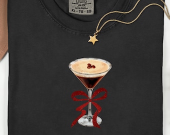 Camiseta navideña Espresso Martini Comfort Colors con lazo coqueto, ideal para amantes de las bebidas, perfecta para las fiestas y como prenda festiva de invierno.