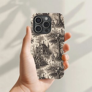 Puede incluir: Una funda de tel&eacute;fono en blanco y negro con un dise&ntilde;o de Halloween espeluznante. La funda presenta una casa encantada, esqueletos y &aacute;rboles.