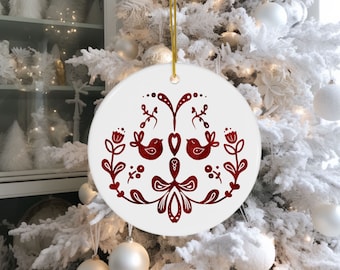 Skandinaviska julgranskulor, vintage nordisk julfolkkonst, fåglar och blommor, röd akvarellkonst, skandinavisk julgranskulor