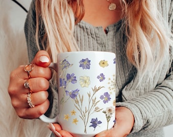 Mugg med pressade blommor, bohemiska vildblommor, stugkärnmugg, blomsterträdgårdsälskare, vacker botanisk tekopp, blommig kaffemugg, lila blommugg