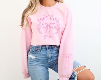 En mi sudadera Soft Girl Era, sudadera coqueta, ropa couqueta, sudadera con lazo rosa, cuello redondo femenino, estampado de manga, camisa de moda