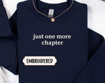 Moletom bordado, "Só Mais Um Capítulo", gola redonda, presente para amantes de livros, camiseta para clube do livro, pulôver minimalista.