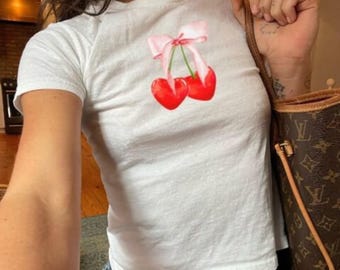 Camiseta Y2K Baby, Camiseta Coquette Baby, Camiseta Coquette Cherries Baby, Camiseta Heart Shaped Cherries Baby, Camiseta Cherry Retro Baby, Camiseta Retro Baby