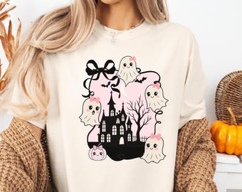 Komfortfarben Halloween-T-Shirt Niedliche Geister Rosa Bögen Geisterhaus Vintage-inspirierte gruselige Jahreszeit-T-Stück Herbstästhetische Pastell-Grusel
