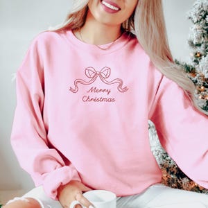 Christmas Embroidered Sweatshirt Coquette Bow Merry Christmas Embroidered Crewneck Cute Sweatshirt for the Holidays Soft Girl Pretty Bow