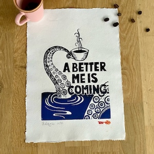 Linoldruck „COFFEE MONSTER“, handgemachtes Linolschnitt Wandkunst, Blau-Schwarz, auf hochwertigem Papier gedruckt und handsigniert