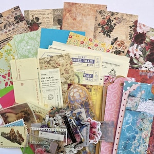 Puede incluir: Una colección de efímeras de papel de estilo vintage, que incluye boletos, etiquetas y papeles estampados. El surtido presenta diseños florales, de escritura y geométricos en varios colores, como rosa, azul y beige. Algunas piezas tienen texto como "Angel Train".