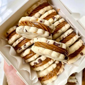 Alfa Cookies – Dulce de Leche Filled Alfajores with Chocolate Chips | Box of 12 or 20 | Artisan Cookie-Alfajor Fusion