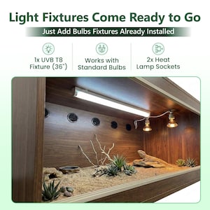 Pode incluir: Um terr&aacute;rio de madeira com uma lumin&aacute;ria UVB T8 de 91 cm e dois soquetes de l&acirc;mpada de calor. O terr&aacute;rio est&aacute; pronto para uso, basta adicionar as l&acirc;mpadas. O interior apresenta areia, plantas e um pequeno prato.