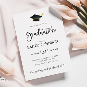 K&ouml;nnte beinhalten: Eine wei&szlig;e Graduationseinladung mit schwarzem Text. Die Einladung zeigt eine schwarze Graduationskappe mit goldener Quaste. Der Text lautet "Bitte begleiten Sie uns zur Graduation zu Ehren von Emily Johnson Sonntag, 24. um 16:00 Uhr Johnson Residence, 123 Sunny Street, Denver, USA Bitte melden Sie sich unter 444 555 4444 an Carnegie Vanguard High School von 2024".