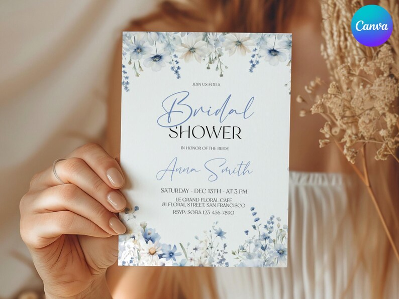 Puede incluir: Una invitaci&oacute;n de ducha nupcial blanca con flores azules de acuarela y el texto "Join us for a Bridal Shower in honor of the bride Anna Smith. S&aacute;bado, 15 de diciembre a las 3 PM. Le Grand Floral Cafe, 81 Floral Street, San Francisco. RSVP: Sofia 123-456-7890."