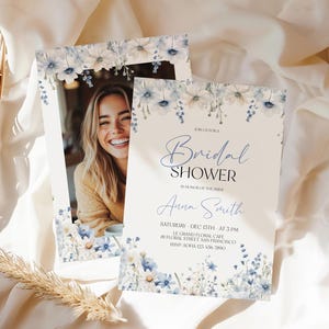 Puede incluir: Una invitaci&oacute;n de ducha nupcial floral blanca y azul con una foto de la novia y el texto "Bridal Shower en honor a la novia Anna Smith S&aacute;bado 15 de diciembre a las 3 PM Le Grand Floral Cafe Floral Street San Francisco RSVP (415) 436-7890"