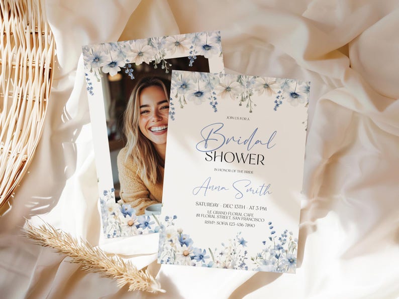 Puede incluir: Una invitaci&oacute;n de ducha nupcial floral blanca y azul con una foto de la novia y el texto "Bridal Shower en honor a la novia Anna Smith S&aacute;bado 15 de diciembre a las 3 PM Le Grand Floral Cafe Floral Street San Francisco RSVP (415) 436-7890"