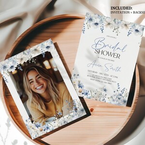 Puede incluir: Una invitaci&oacute;n de ducha nupcial blanca con flores azules de acuarela y una foto de la novia. La invitaci&oacute;n incluye el texto "Bridal Shower" y el nombre de la novia, "Anna Smith".