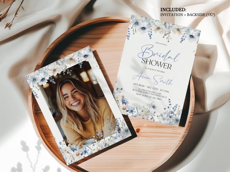Puede incluir: Una invitaci&oacute;n de ducha nupcial blanca con flores azules de acuarela y una foto de la novia. La invitaci&oacute;n incluye el texto "Bridal Shower" y el nombre de la novia, "Anna Smith".