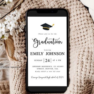 K&ouml;nnte beinhalten: Ein wei&szlig;er Telefonbildschirm-Mockup mit einer Graduationseinladung. Die Einladung zeigt eine schwarze Graduationskappe mit einer goldenen Quaste, den Text "Graduation" in schwarzer Kursivschrift und den Namen "Emily Johnson". Die Einladung enth&auml;lt auch das Datum "Sonntag 24", die Uhrzeit "um 16:00 Uhr", den Ort "Johnson Residence, 123 Sunny Street, Denver, USA" und die RSVP-Informationen "Bitte antworten Sie an 444 555 4444". Die Einladung endet mit dem Text "Carnegie Vanguard High School of 2024".