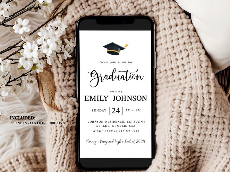 K&ouml;nnte beinhalten: Ein wei&szlig;er Telefonbildschirm-Mockup mit einer Graduationseinladung. Die Einladung zeigt eine schwarze Graduationskappe mit einer goldenen Quaste, den Text "Graduation" in schwarzer Kursivschrift und den Namen "Emily Johnson". Die Einladung enth&auml;lt auch das Datum "Sonntag 24", die Uhrzeit "um 16:00 Uhr", den Ort "Johnson Residence, 123 Sunny Street, Denver, USA" und die RSVP-Informationen "Bitte antworten Sie an 444 555 4444". Die Einladung endet mit dem Text "Carnegie Vanguard High School of 2024".