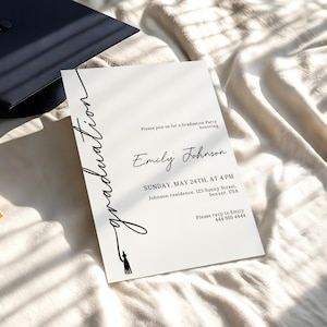 Cartão de anúncio de formatura desenhado à mão, convite monocromático para festa de formatura, convite editável para festa de formatura, convite simples para festa de formatura