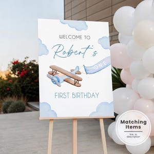 Placa de boas-vindas de 1º aniversário com avião editável, Placa de boas-vindas de primeiro aniversário com a Time Flies, Cartaz de entrada para festa de 1º aniversário com avião azul AL1