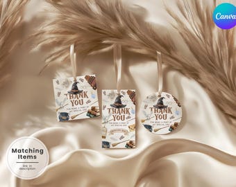 Può includere: Tre etichette regalo decorative a tema mago. Ogni etichetta presenta un cappello da strega nero, le parole "Thank You" e illustrazioni di bottiglie di pozioni, libri e una scopa. Le etichette sono legate con nastri color crema.