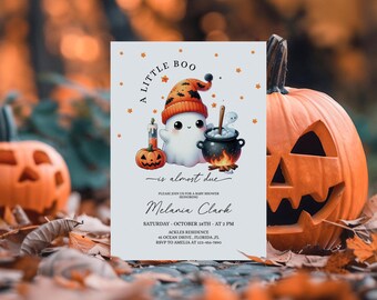 Può includere: Un invito a un baby shower a tema Halloween con un fantasma dei cartoni animati con un cappello arancione. L'invito recita "A LITTLE BOO is almost due" e include i dettagli dell'evento. Due zucche intagliate sullo sfondo.