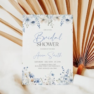 Invito nuziale floreale blu polvere, invito per addio al nubilato con fiori di campo, invito per festa nuziale blu pastello, invito per addio al nubilato azzurro